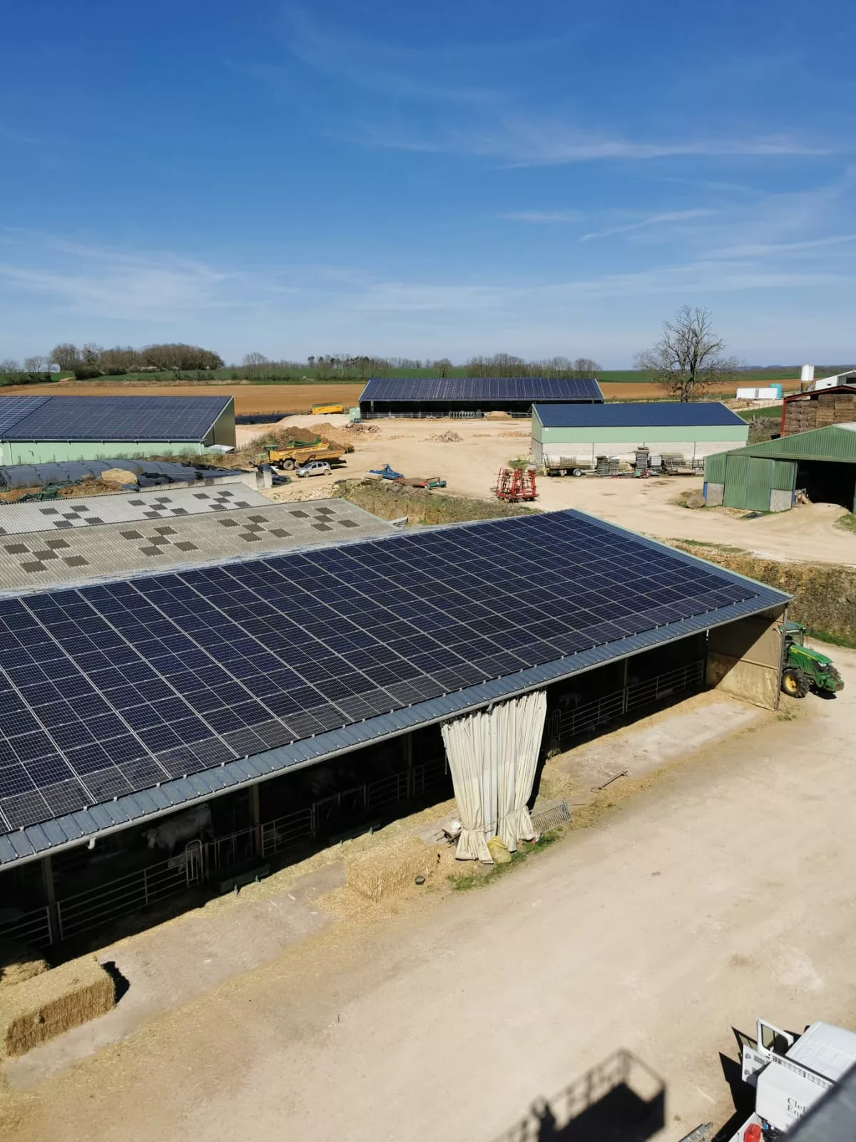 découvrez les principaux risques liés aux installations photovoltaïques sur hangars, notamment les enjeux de sécurité, les impacts environnementaux et les considérations techniques à prendre en compte lors de la mise en place de panneaux solaires sur les toits de votre bâtiment.