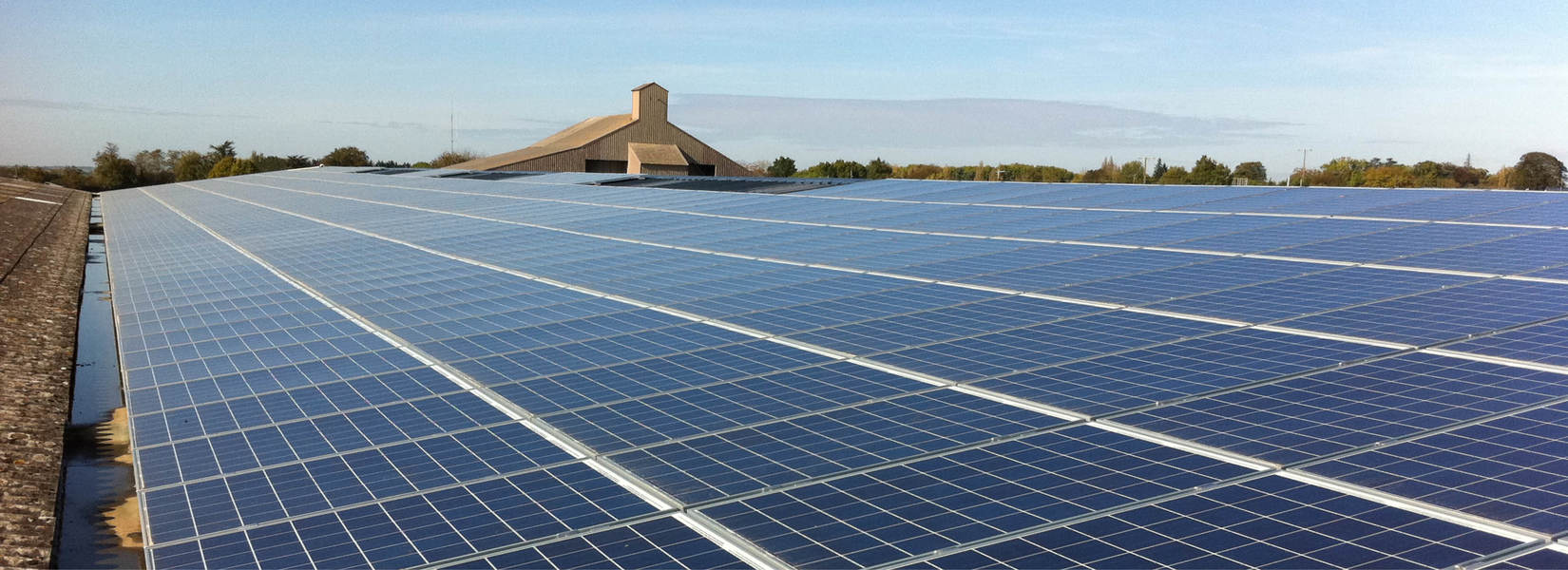 découvrez les risques liés à l'installation de panneaux photovoltaïques sur des hangars. cette analyse aborde les enjeux de sécurité, d'entretien et de réglementation pour assurer une exploitation optimale et sécurisée de votre infrastructure.
