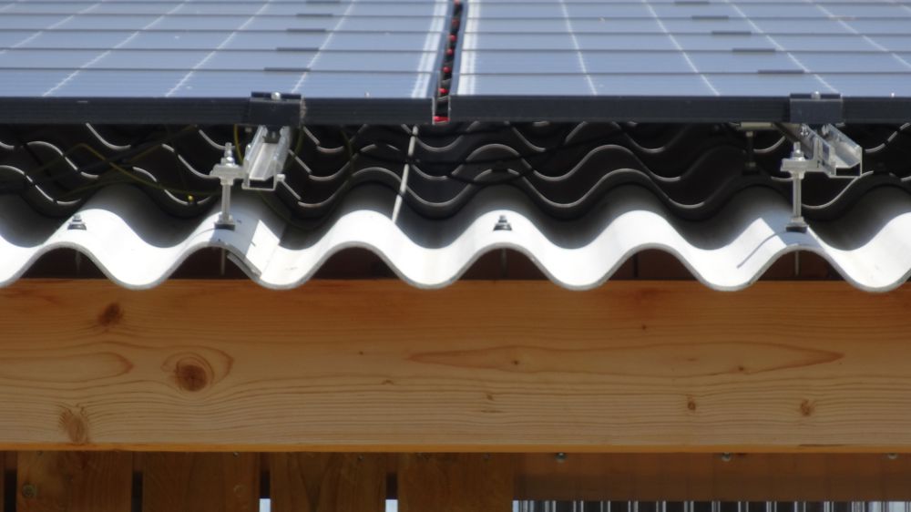 découvrez les risques associés à l'installation de panneaux photovoltaïques sur des hangars. apprenez comment évaluer les enjeux de sécurité, de conformité et d'entretien pour garantir une exploitation optimale de vos infrastructures tout en minimisant les dangers.