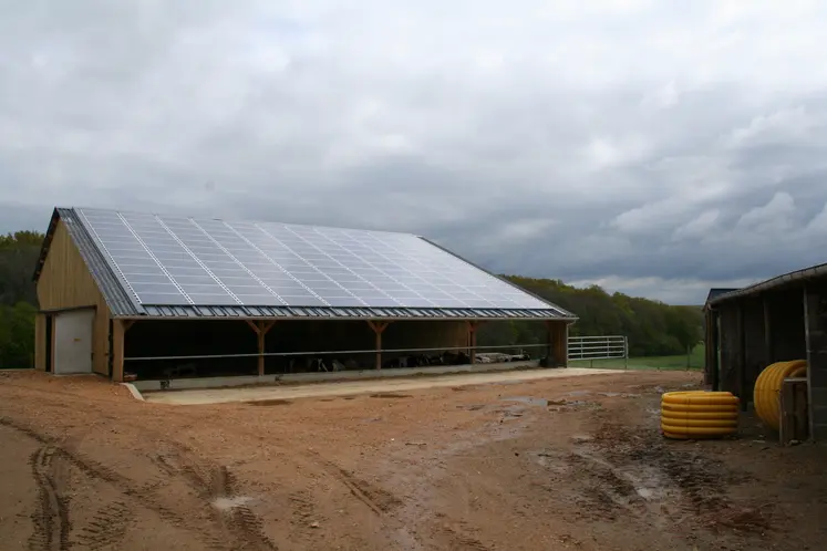 découvrez les principaux risques associés à l'installation de systèmes photovoltaïques sur hangars. apprenez à identifier et à gérer les défis techniques, environnementaux et de sécurité pour garantir une utilisation optimale et sécurisée de l'énergie solaire dans votre entreprise.