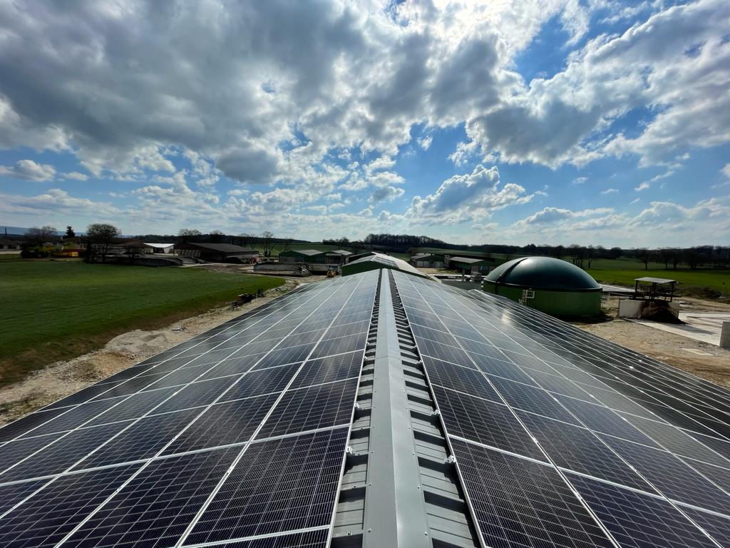 découvrez notre approche innovante pour une stratégie énergétique durable avec des hangars photovoltaïques. optimisez votre espace tout en réduisant votre empreinte carbone grâce à des solutions solaires adaptées à vos besoins.