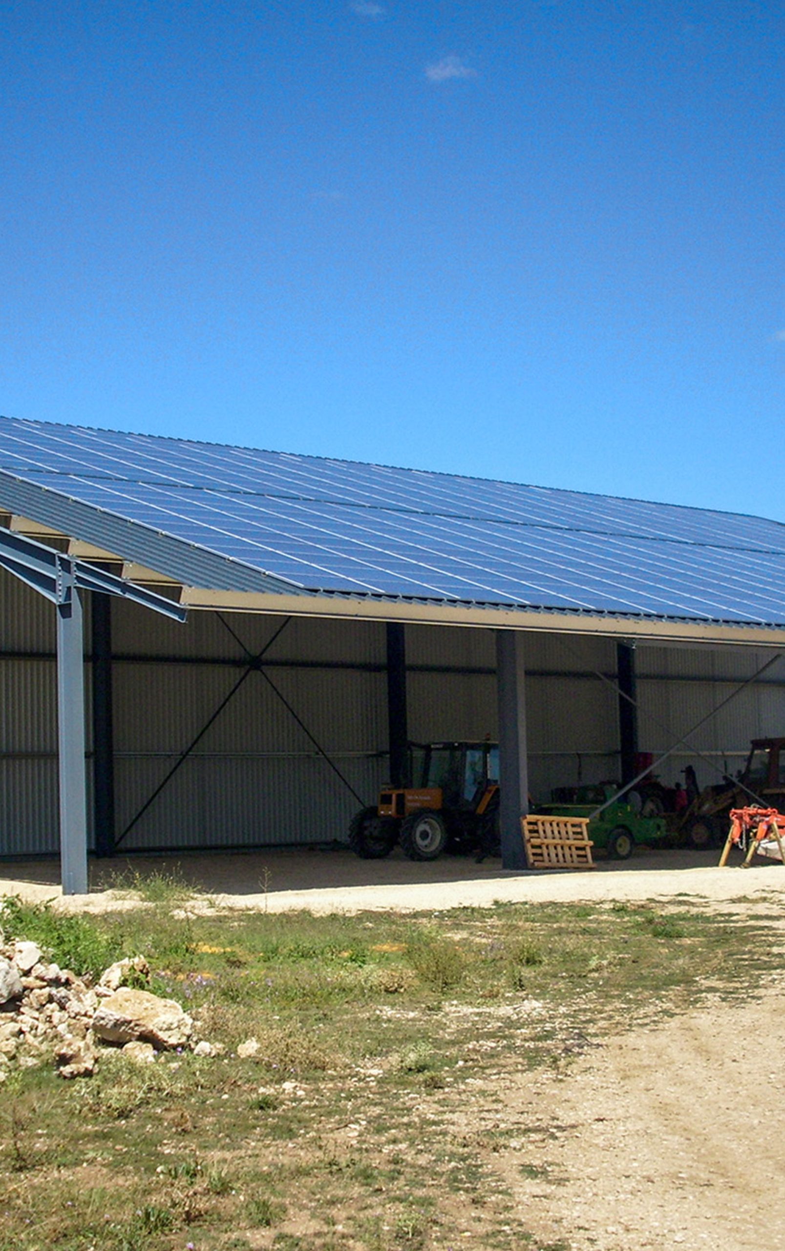 découvrez les nombreux avantages sociaux d'un hangar photovoltaïque, incluant la réduction des coûts énergétiques, la création d'emplois locaux, et la contribution à un avenir durable grâce aux énergies renouvelables.