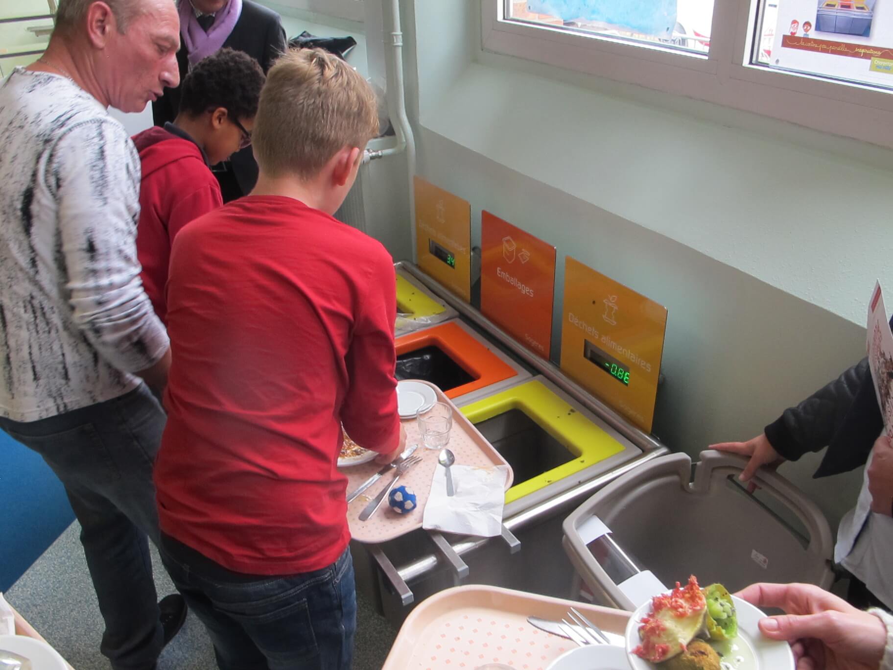 découvrez comment l'économie circulaire peut être intégrée dans les établissements scolaires pour sensibiliser les élèves à la durabilité, réduire le gaspillage et promouvoir des pratiques responsables. apprenez des stratégies innovantes pour transformer les écoles en acteurs du changement environnemental.