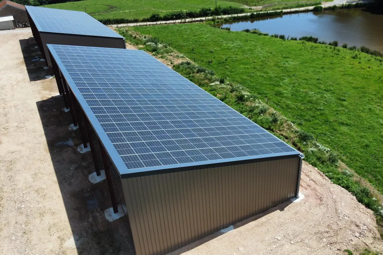 découvrez nos solutions d'emplacement pour hangars photovoltaïques, optimisant l'installation de panneaux solaires pour une production d'énergie efficace et durable. informez-vous sur les avantages écologiques et économiques de l'installation de photovoltaïque sur vos hangars.