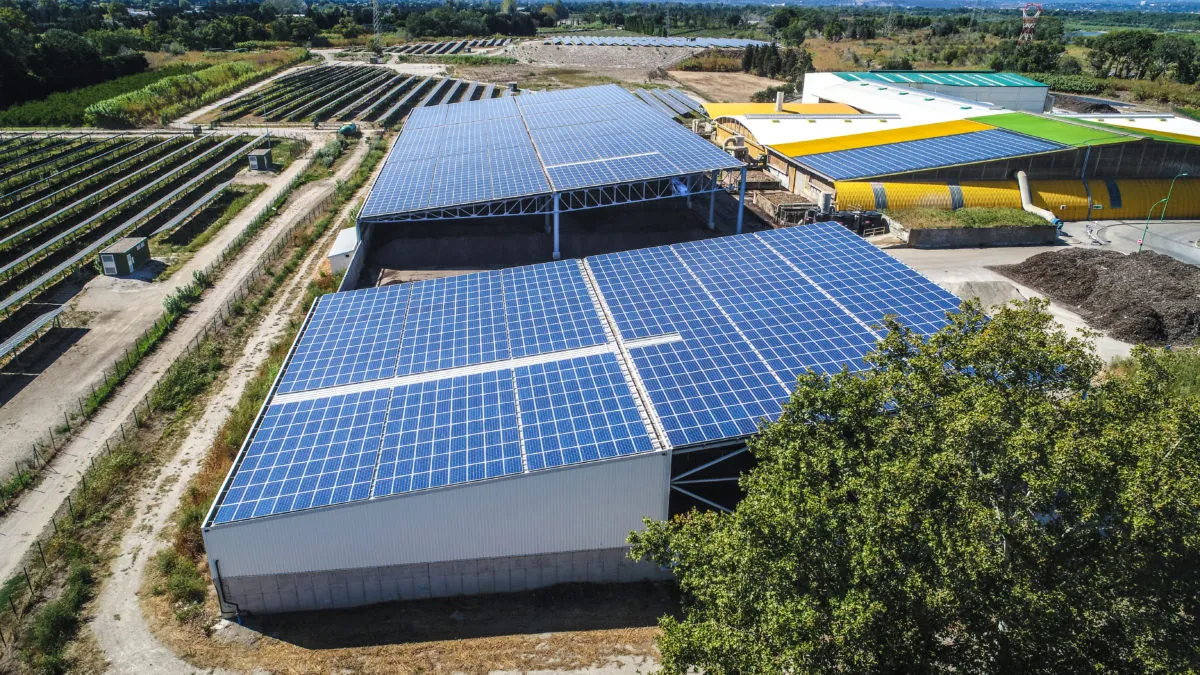 découvrez notre gamme d'équipements pour hangars photovoltaïques, conçus pour maximiser l'efficacité énergétique de vos espaces agricoles et industriels. optez pour des solutions durables et rentables qui valorisent vos bâtiments tout en respectant l'environnement.