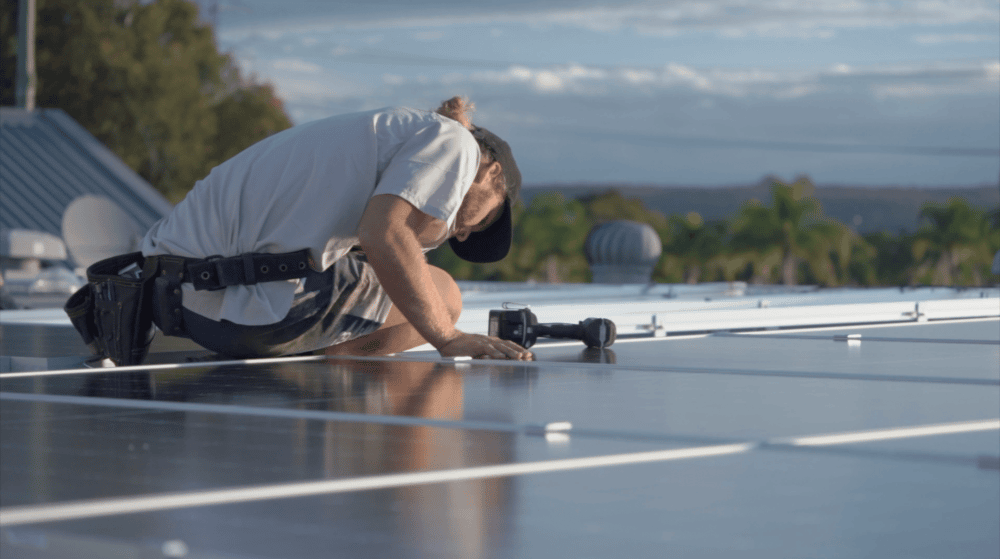 découvrez les différences de qualité entre les panneaux solaires gcl-poly et jinkosolar dans notre analyse approfondie. comparez les performances, la durabilité et le rapport qualité-prix pour optimiser vos choix d'énergie solaire pour votre hangar.