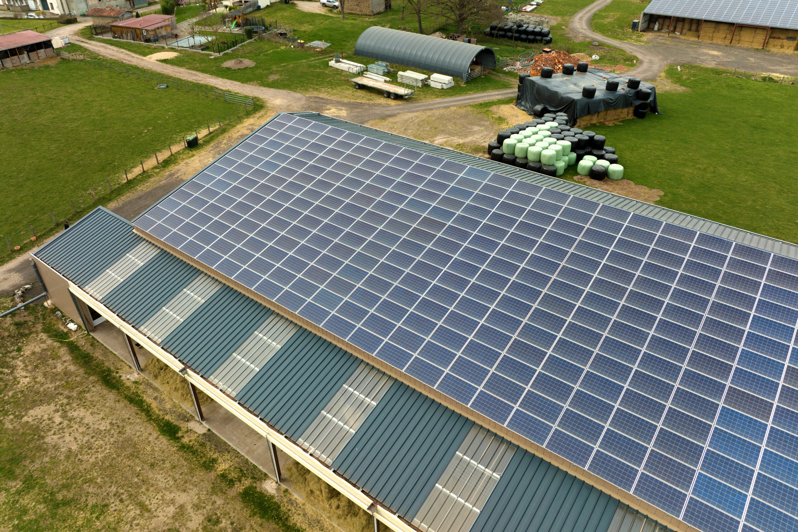 découvrez les avantages d'un hangar agricole photovoltaïque, une solution innovante alliant production d'énergie renouvelable et optimisation de vos espaces de stockage. profitez d'une électricité verte tout en préservant l'intégrité de vos cultures et en réduisant vos coûts énergétiques.