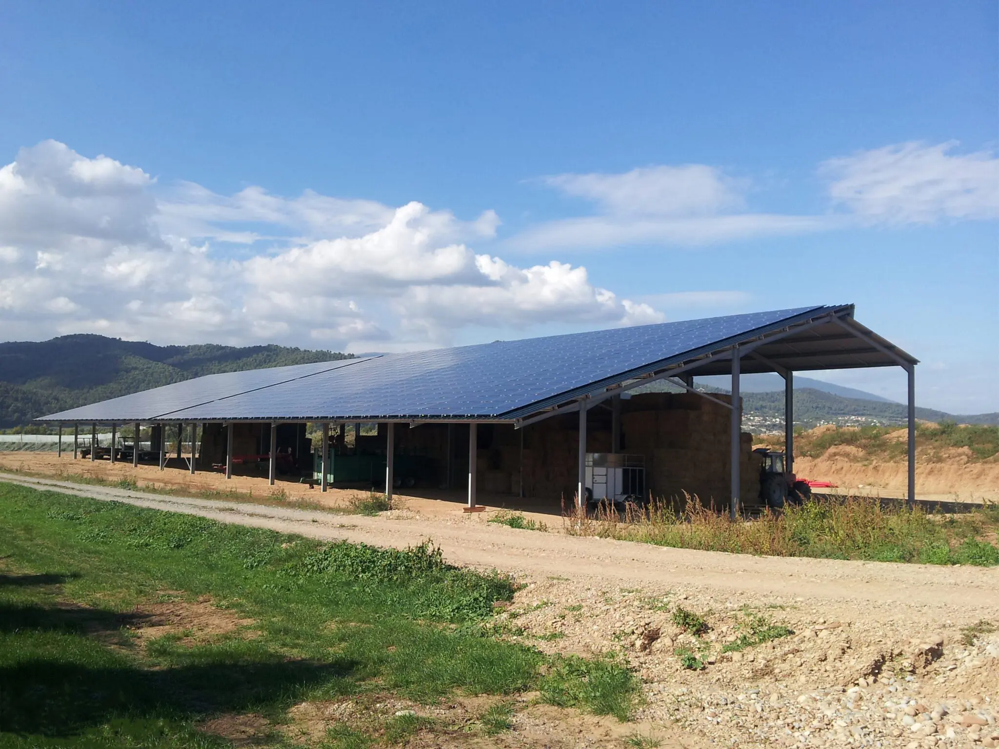 découvrez les avantages d'un hangar agricole photovoltaïque, une solution durable pour optimiser la production agricole tout en générant de l'énergie solaire. transformez votre exploitation en alliant performance et écologie.