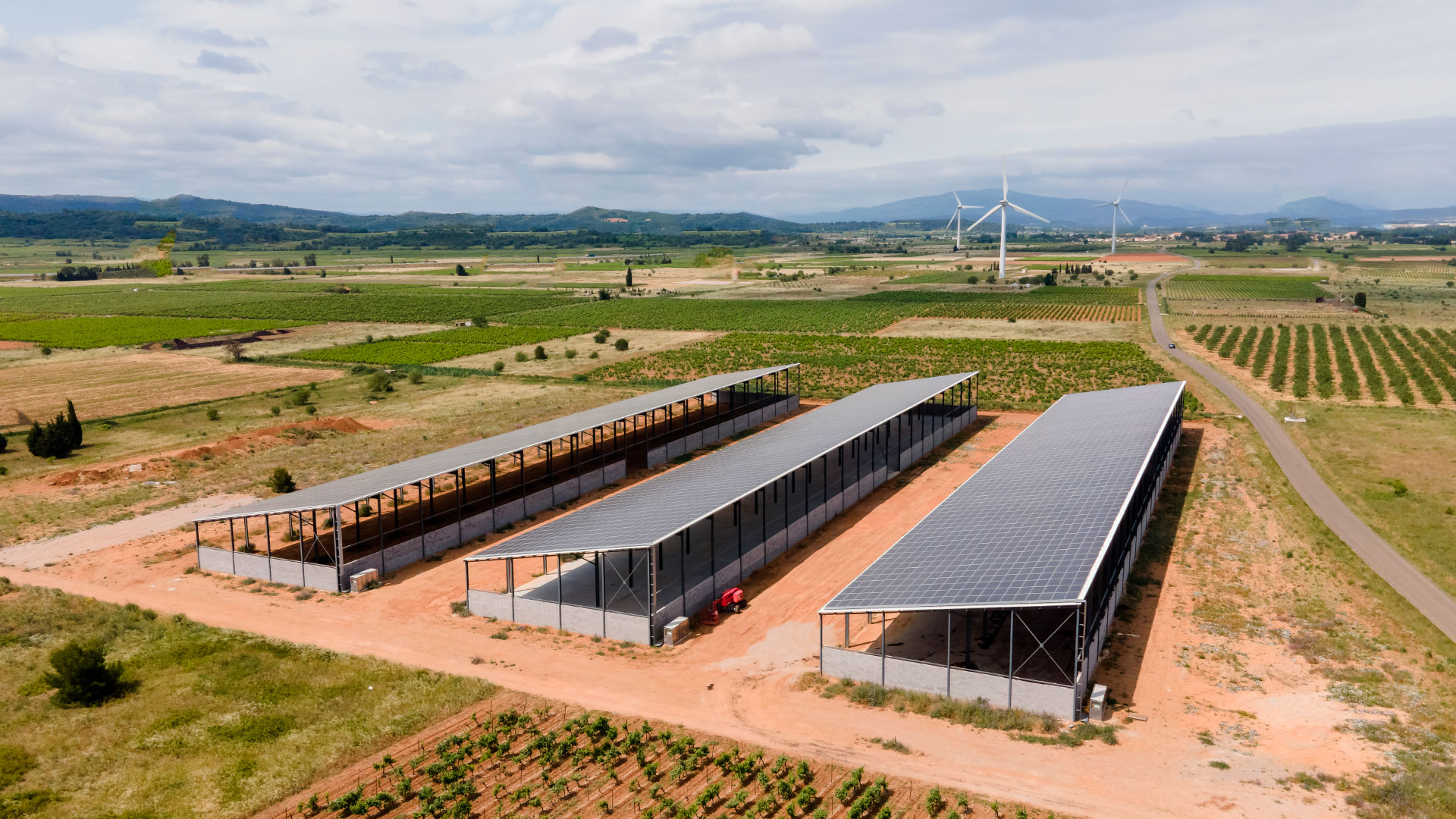 découvrez nos hangars agricoles photovoltaïques, une solution innovante alliant protection de vos cultures et production d'énergie solaire. optimisez votre exploitation tout en contribuant à la transition énergétique.