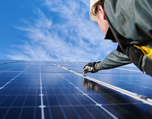 découvrez comment les panneaux photovoltaïques peuvent transformer votre maison en une source d'énergie renouvelable. informez-vous sur les avantages, les aides disponibles et les solutions adaptées aux particuliers pour optimiser votre consommation d'électricité.