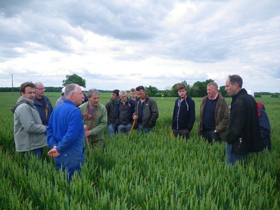 découvrez notre réseau de soutien dédié aux agriculteurs, qui offre des ressources, des conseils et des solutions pour favoriser le développement durable et l'innovation dans le secteur agricole. rejoignez-nous pour renforcer vos compétences et améliorer votre bien-être.