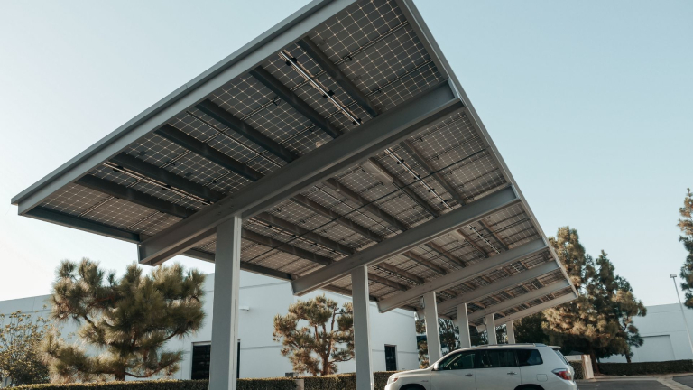 découvrez notre carport solaire éco-éco, une solution innovante et durable pour protéger votre véhicule tout en produisant de l'énergie renouvelable. optez pour un aménagement respectueux de l'environnement, alliant praticité et économie d'énergie.