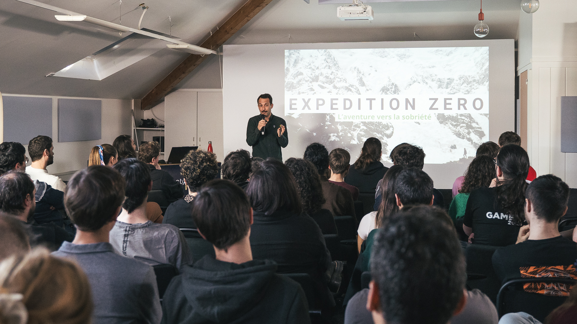 découvrez des conférences inspirantes sur l'environnement, animées par des experts passionnés. explorez des thèmes variés allant de la biodiversité à la lutte contre le changement climatique, et engagez-vous pour un avenir durable.