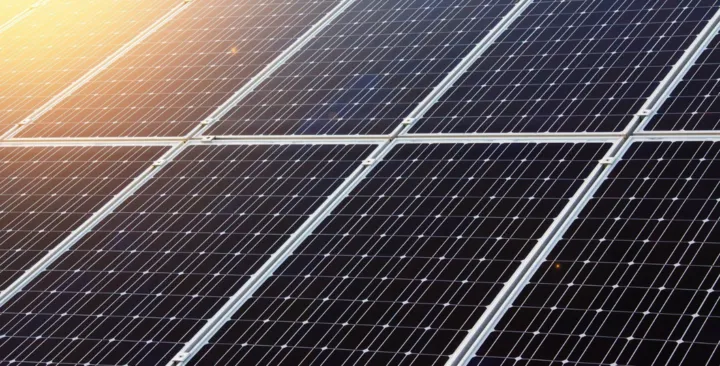 découvrez notre évaluation des panneaux solaires : performances, coûts, critères d'achat et conseils pour choisir le meilleur système solaire adapté à vos besoins et à votre budget.