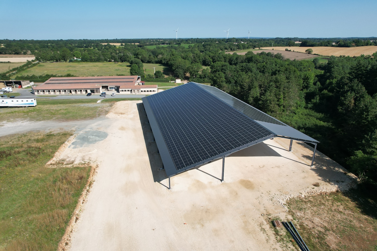 découvrez le manège équestre photovoltaïque, une solution innovante alliant passion des chevaux et respect de l'environnement. profitez d'un espace d'entraînement moderne, alimenté par l'énergie solaire, pour optimiser vos séances tout en contribuant à la durabilité écologique.