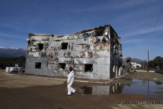 un incendie a entièrement détruit un hangar dédié aux panneaux photovoltaïques à borgo, causant d'importants dégâts matériels.